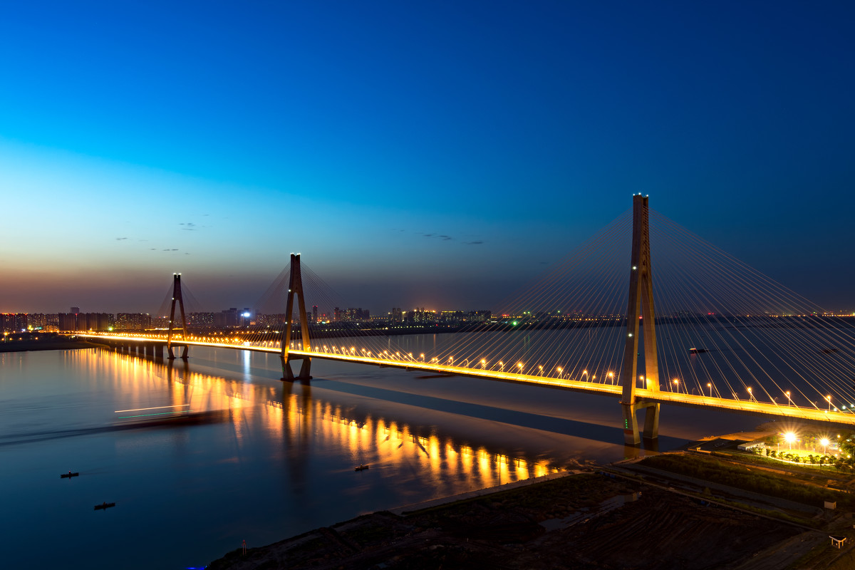 二七長江大橋採用了節能照明路燈