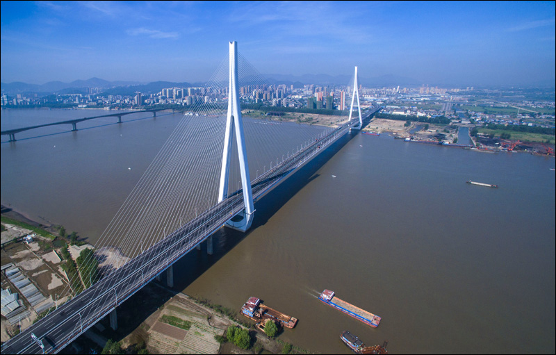 鄂東長江大橋位於中國湖北省