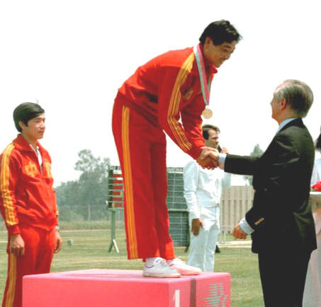 1984年許海峰領取金牌