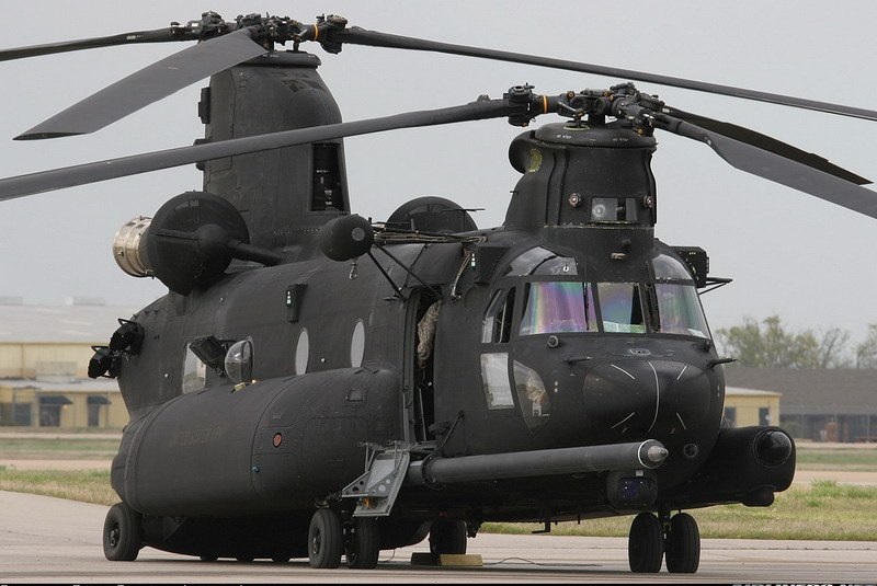 大幅增加機身兩側油箱體積的MH-47E，前機身左側地形跟蹤雷達