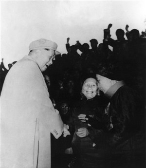 1956年毛澤東親切接見彭湃烈士母親周鳳(中)