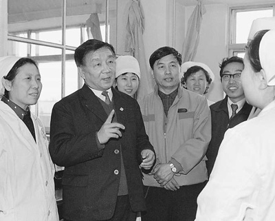 1990年王文元同志（左二）在遼寧中醫學院