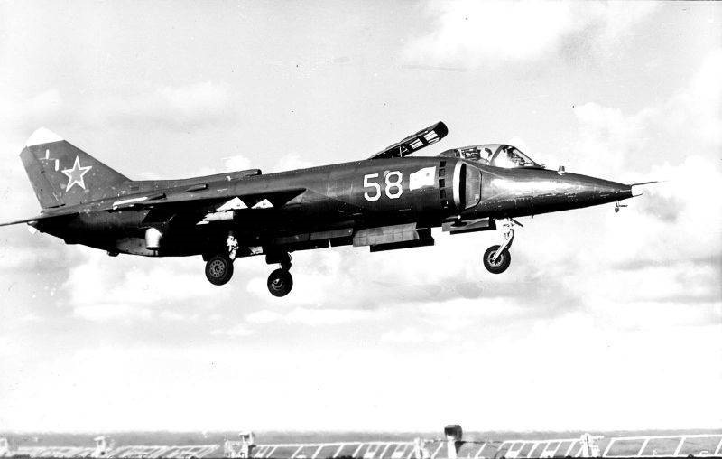 最初試驗型雅克-36M戰鬥機
