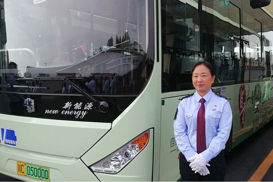 朱紅(自貢市公交33路駕駛員) 朱紅(自貢市公交33路駕駛員)