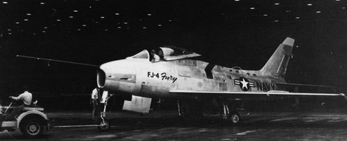 1954 年秋，兩架 FJ-4 原型機之一在北美工廠下線