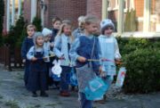 聖馬丁節中的兒童和燈籠