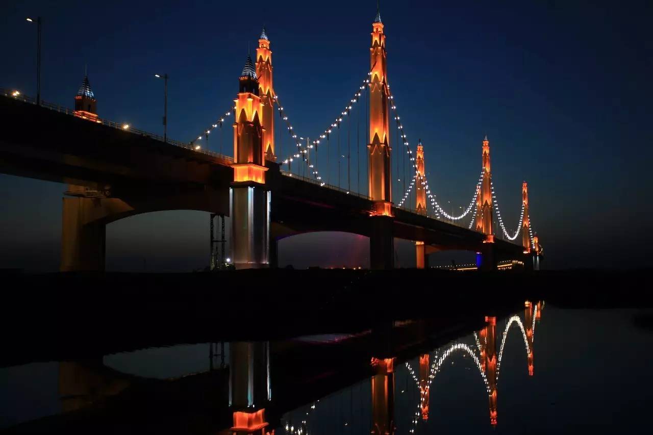 銀川濱河黃河大橋位於中國寧夏回族自治區銀川市