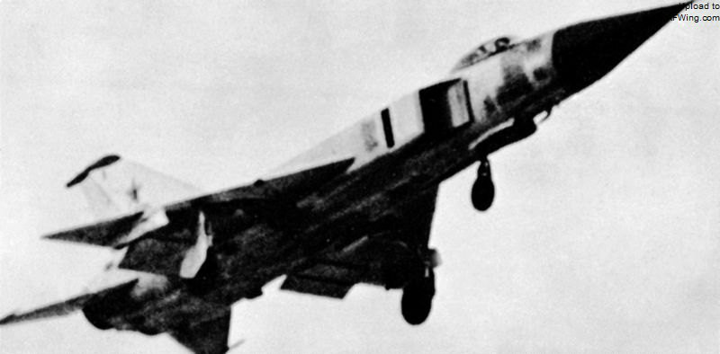 早期蘇-15 採用簡單三角翼