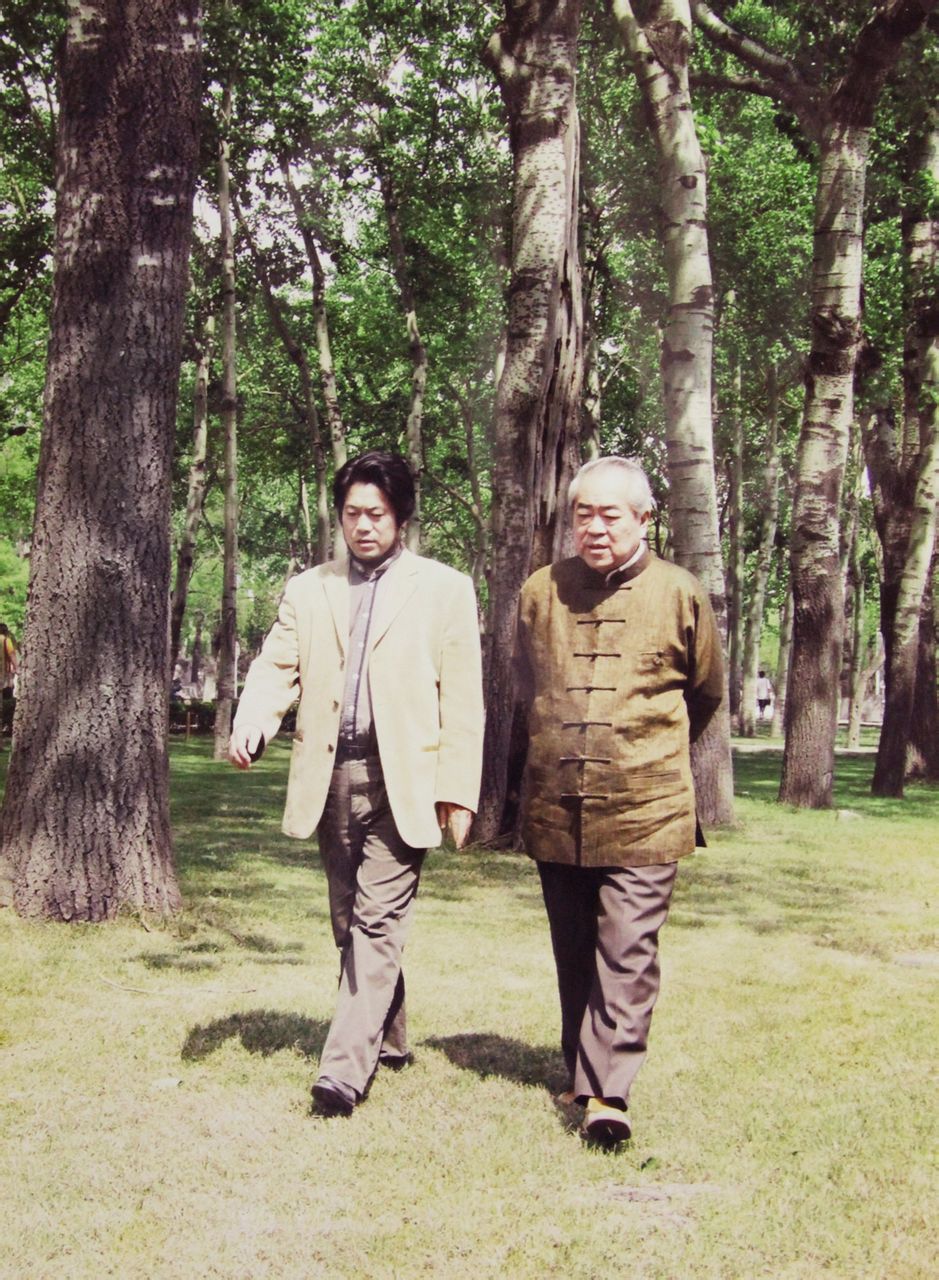 朱彥民教授與范曾先生一起散步