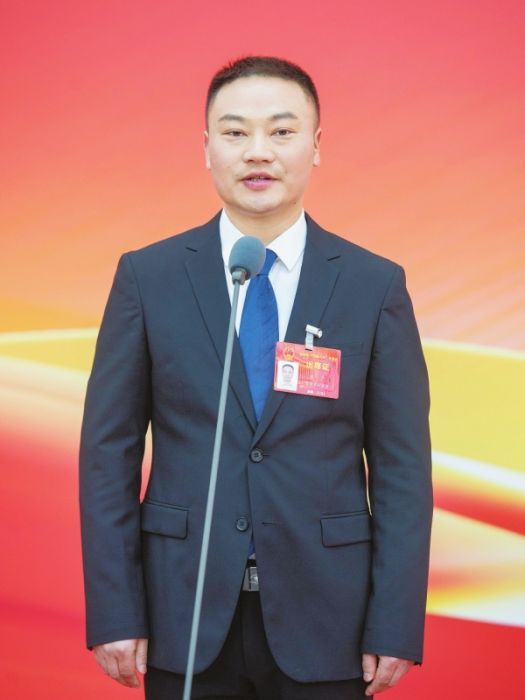 龍兵(湖南省人大代表、桃源縣鑫龍運輸有限公司司機) 龍兵(湖南省人大代表、桃源縣鑫龍運輸有限公司司機)