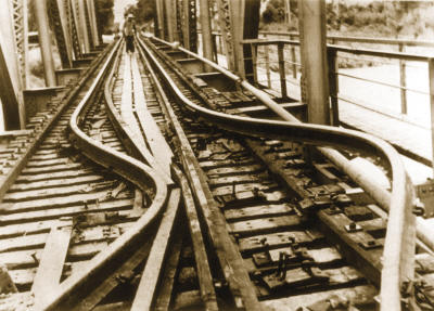 地震後扭曲的鐵路