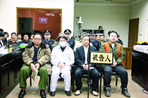 李澤源（左一）等被告人在法庭上受審。
