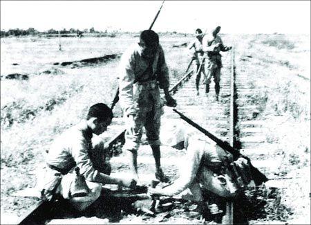 民兵在鐵路上埋地雷