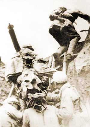 解放軍戰士登上陡壁向敵陣地攻擊
