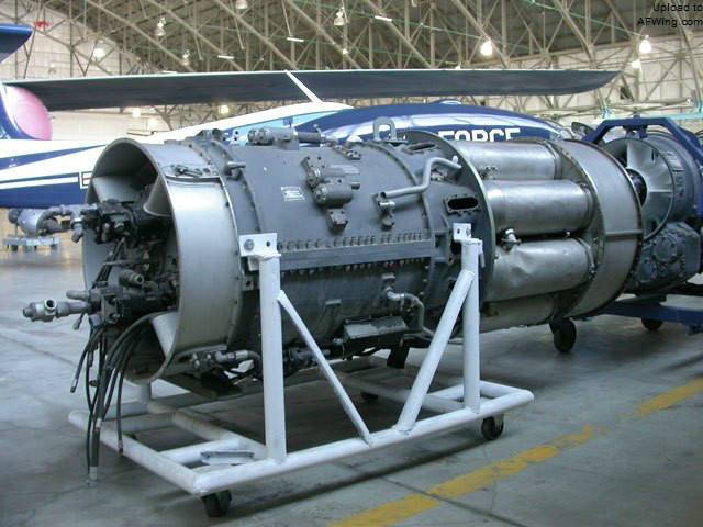 GEJ35-A渦噴發動機，後部幾根粗管是燃燒室