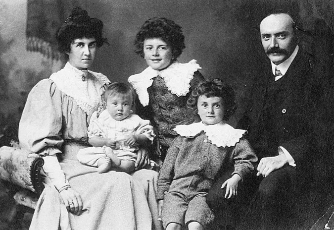 1907年狄拉克（右二）的全家福。
