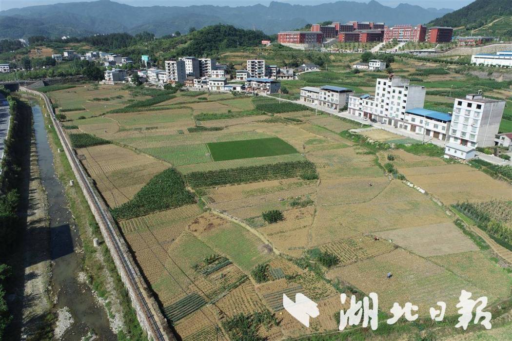 新勝村(湖北省十堰市竹谿縣城關鎮下轄村) 新勝村(湖北省十堰市竹谿縣城關鎮下轄村)