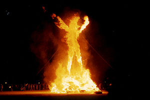 夜晚儀式：燃燒大型木製人偶
