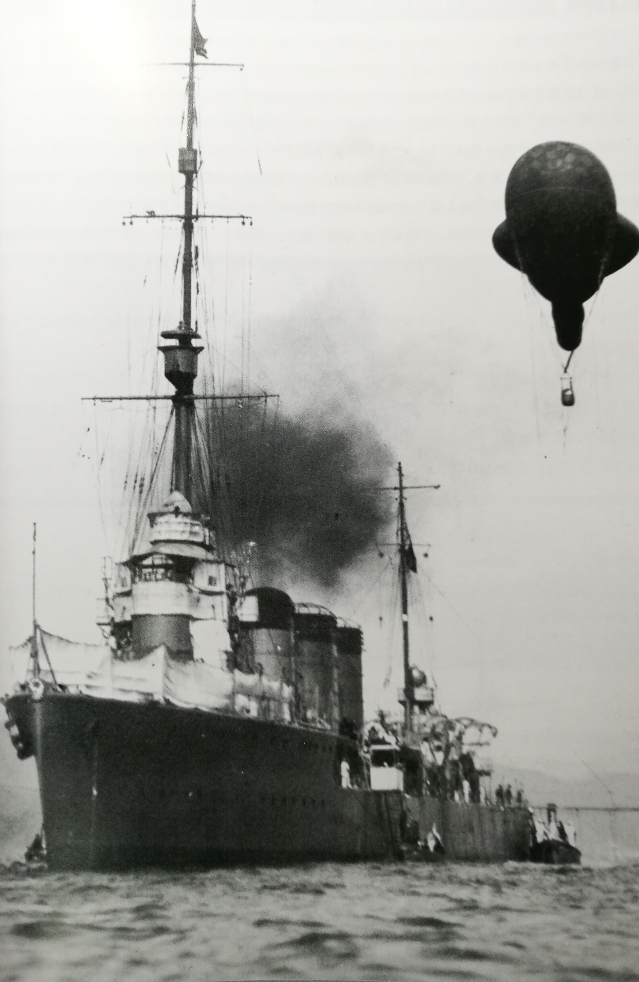 1927年2月攝於三田尻沿海，艦尾漂浮著觀測氣球