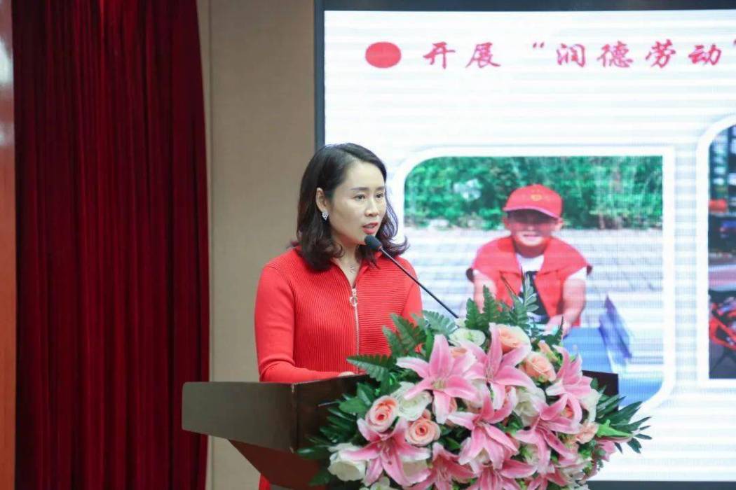 王藝雯(西安高新第一國小大隊輔導員) 王藝雯(西安高新第一國小大隊輔導員)