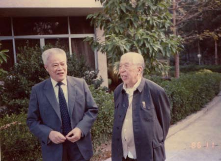 1986年11月許崇德與張友漁（右）在交談