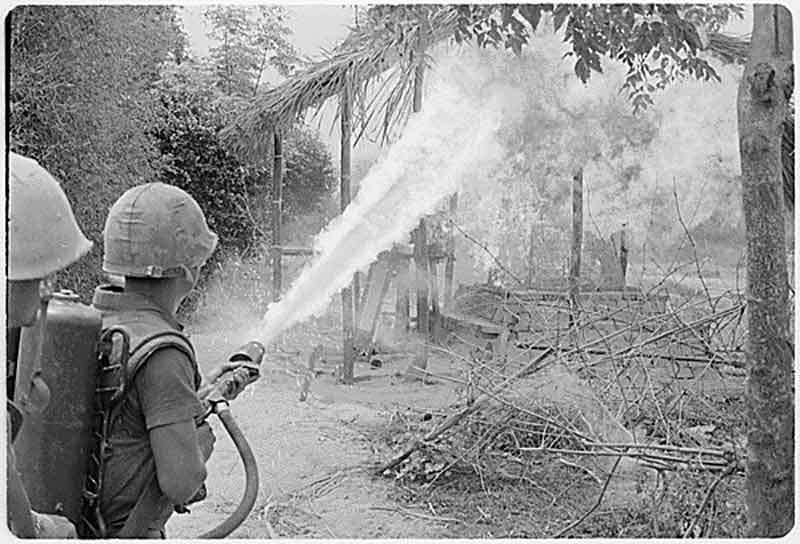 越南戰爭中使用M2A1-7噴火器的美軍士兵