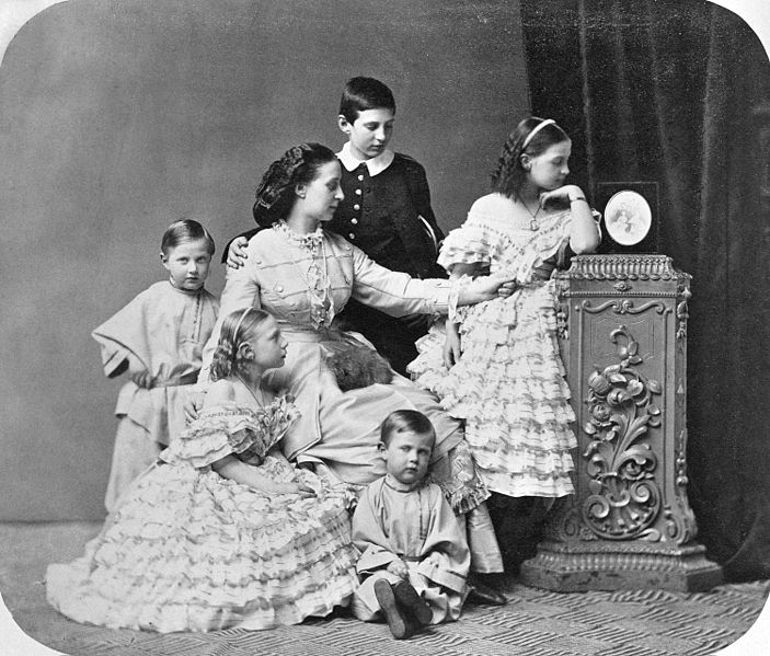 亞歷山德拉大公夫人（中）和她的子女們