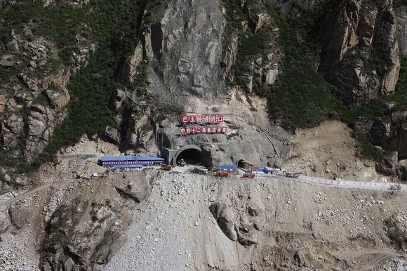 川藏鐵路在建的巴玉隧道