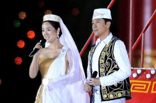 歌手蔡國慶和哈輝在國慶六十周年晚會上演唱《花兒與少年》