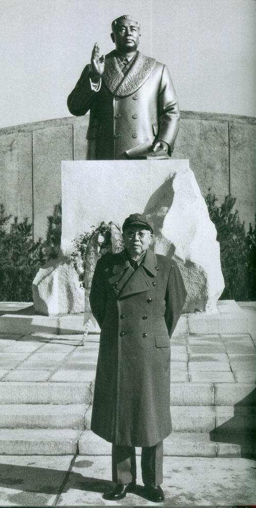 1980年王平在朝鮮周恩來銅像前留影
