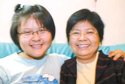 張蒙蒙(左)與母親合照