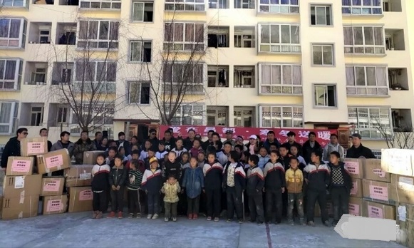 2018年12月廈門市海滄區向中林卡鄉捐贈一百多箱衣物