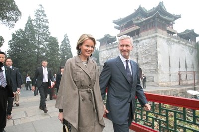 2011年時任王儲的菲利普與妻子遊覽頤和園