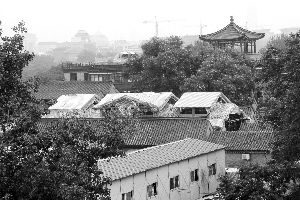 北京市四合院屋頂上出現3個尖頂罩棚