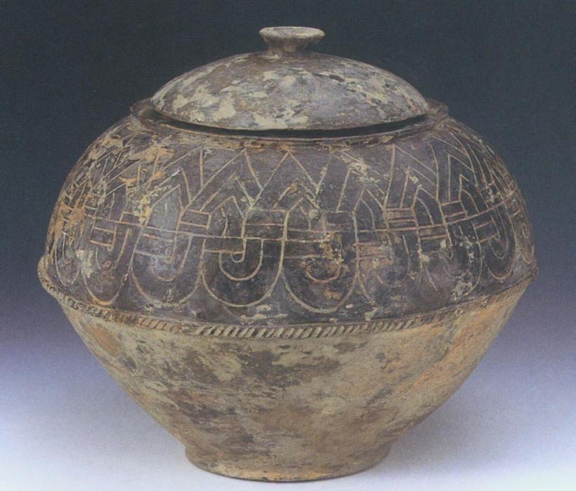 新石器時代崧澤文化勾連紋帶蓋罐