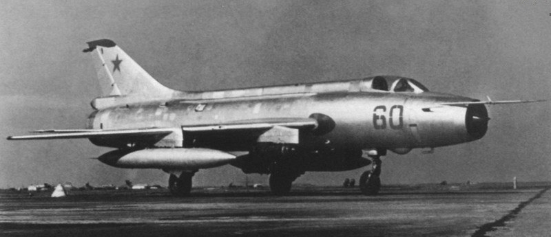 預生產型蘇-17，增加了與蘇-7U類似的背脊