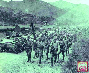 圖為1944年4月攻勢開始前不久，在武漢的日軍步兵和坦克。