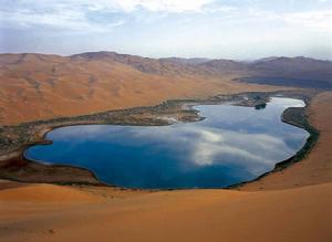 巴丹吉林沙漠湖泊