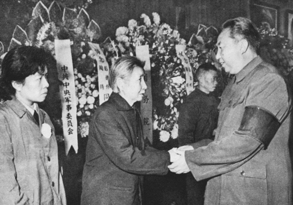 華國鋒向曾志表示親切的慰問(左一為陶斯亮)