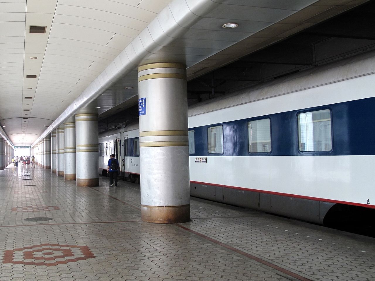 京九直通車停靠在鄭州站1號站台