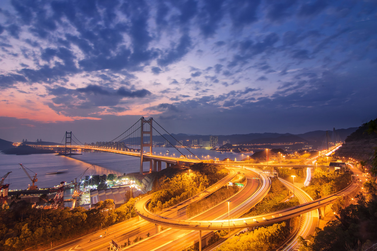 青馬大橋為香港青嶼幹線道路的組成部分之一