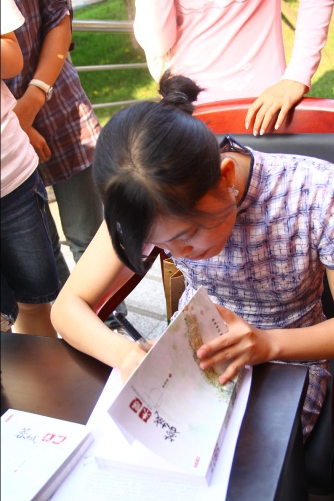 李洛洛在為現場購買《蓉城未眠》的讀者簽字