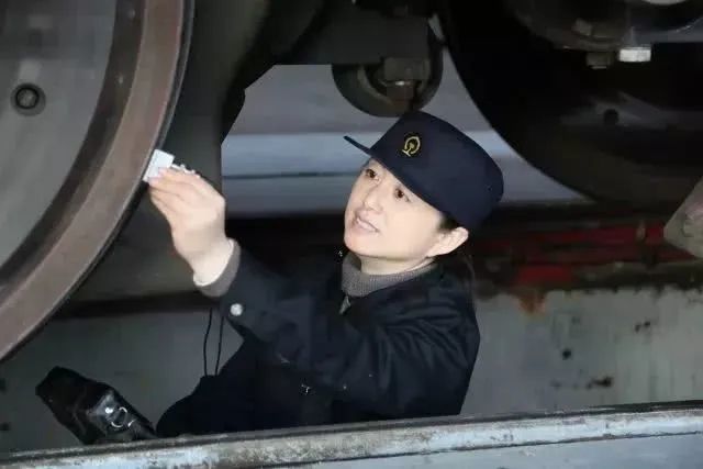 王娟(濟南局集團公司濟南機務段高級工程師) 王娟(濟南局集團公司濟南機務段高級工程師)