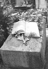 在拉雪茲神甫公墓里紀念公社烈士的銘牌
