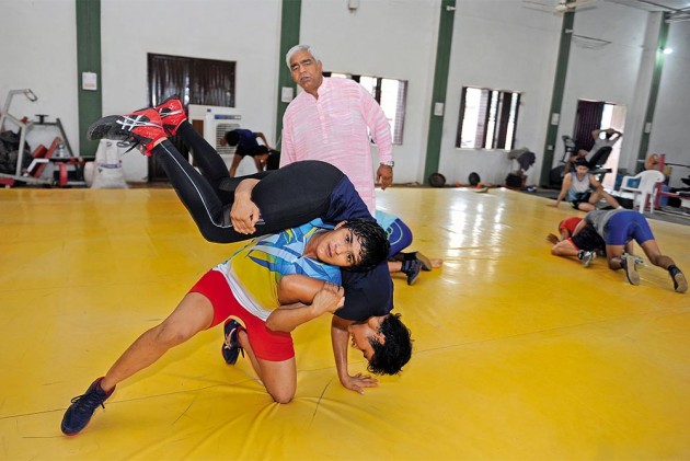 馬哈維亞在家鄉Balali的家裡訓練女兒們摔跤
