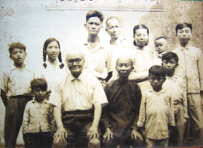1964年，韓槐凖（前排左二）在文昌鳳鳴村
