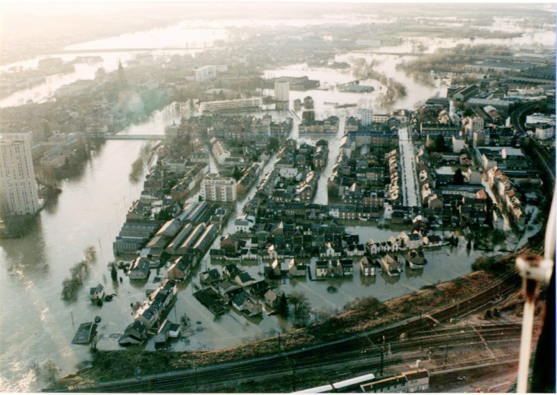 1995年1月，洪水淹沒沙梅市區