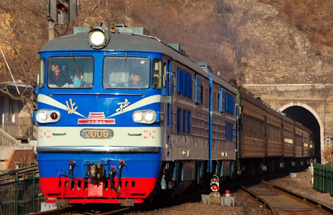 北京型2009+2010號機車牽引旅客列車運行在京原鐵路