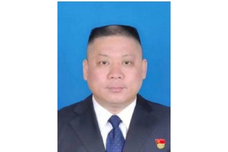 樊健(西雙版納州搬遷安置辦公室黨組成員、副主任)