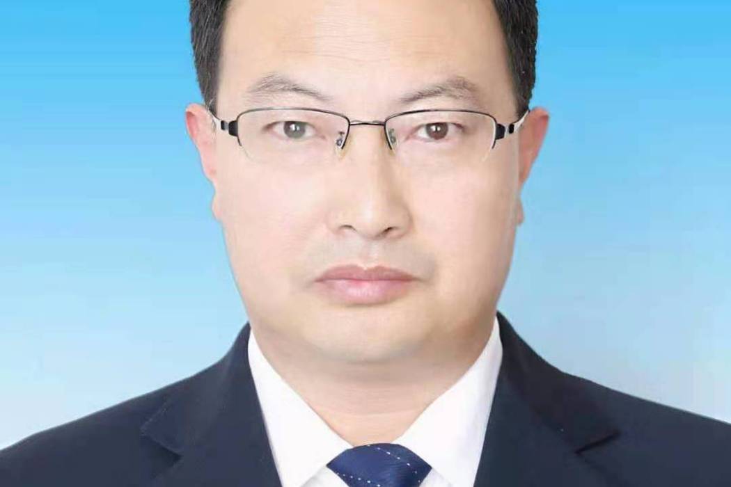 王立新(內蒙古藝術學院黨委委員、統戰部部長) 王立新(內蒙古藝術學院黨委委員、統戰部部長)